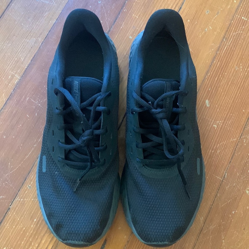 Nike mens tennis shoes NWOT